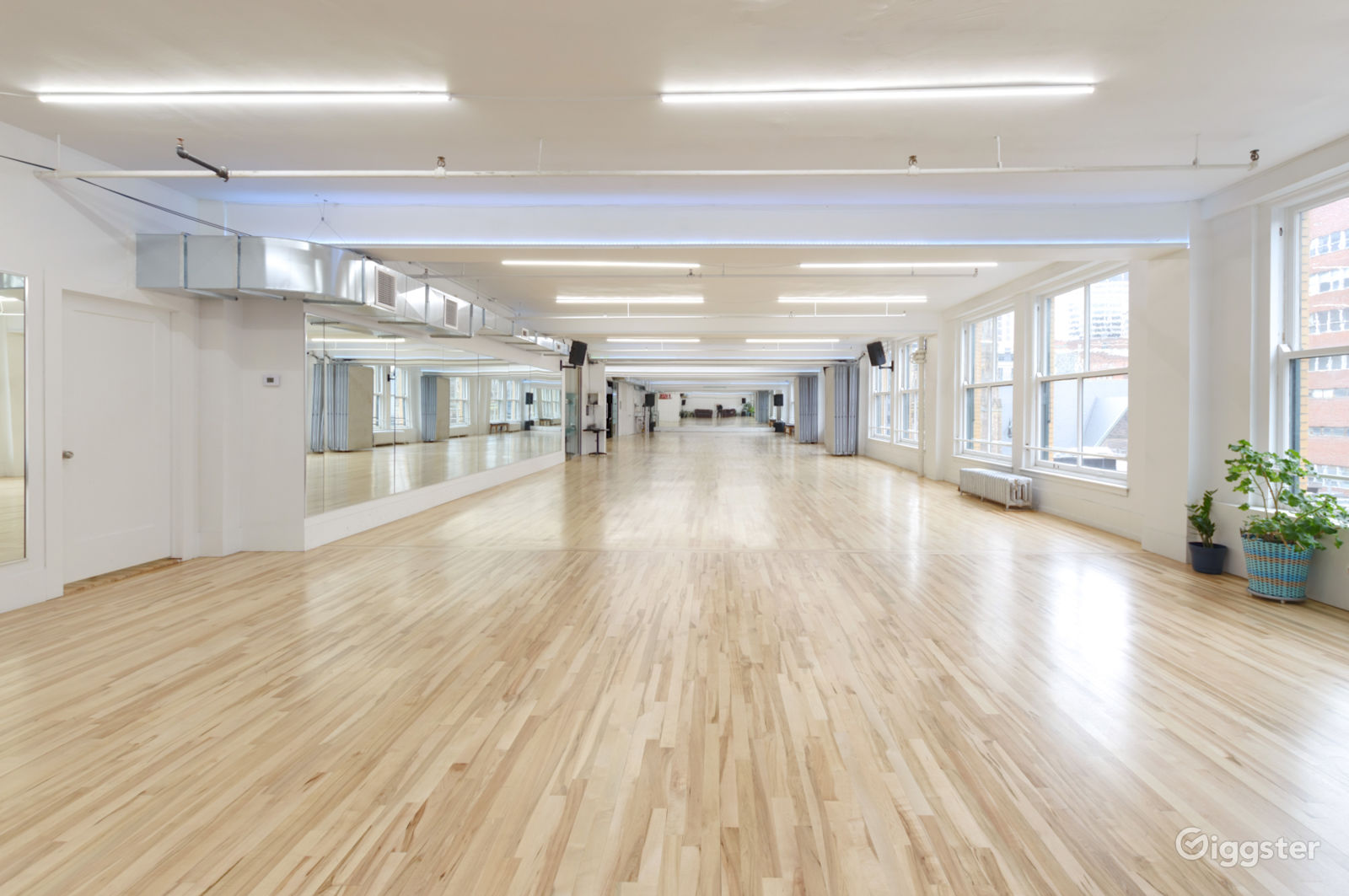 incredible-lounge-studio-for-all-you-party-needs-20